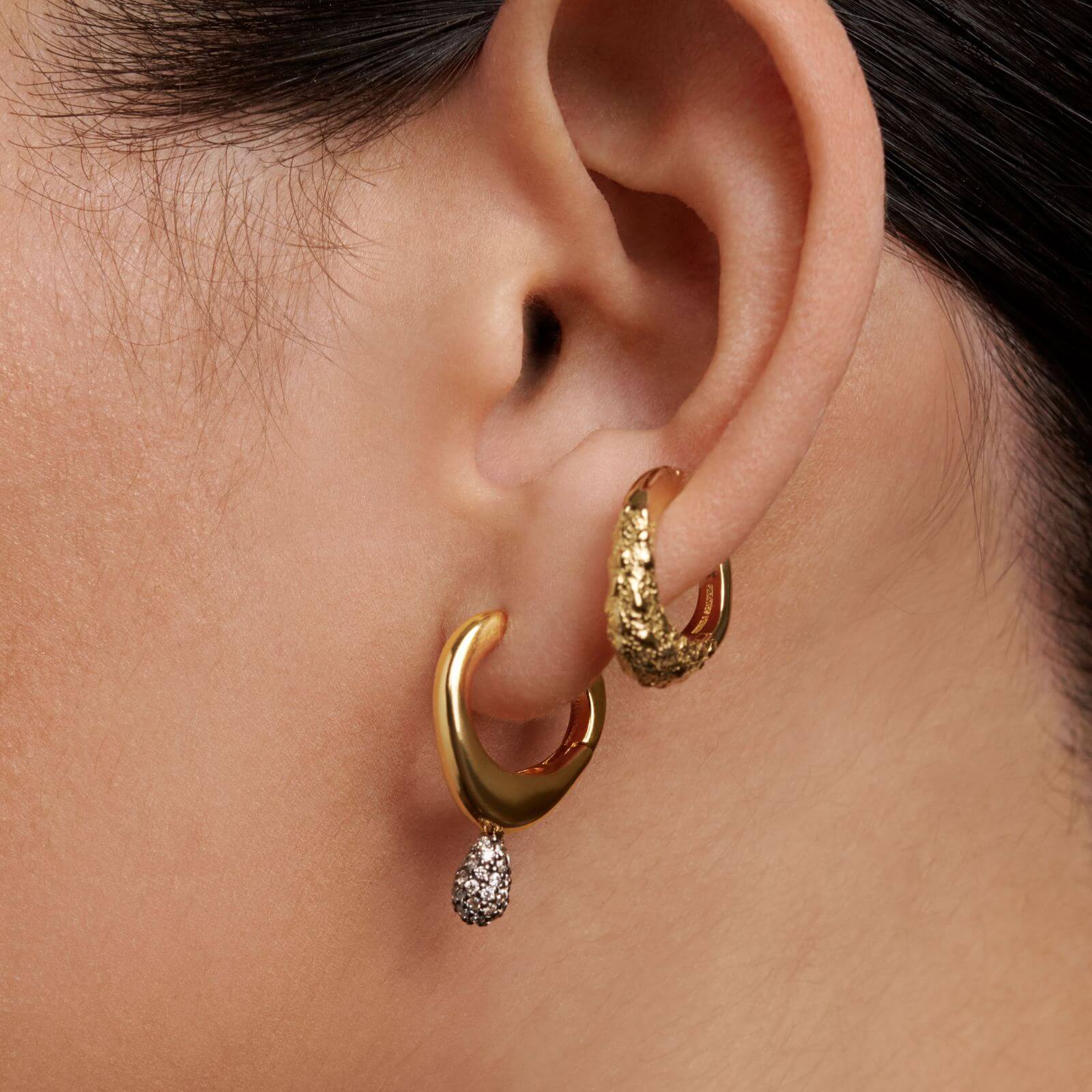 PDPAOLA Gold Duna Textured Hoop Earrings - Image 2