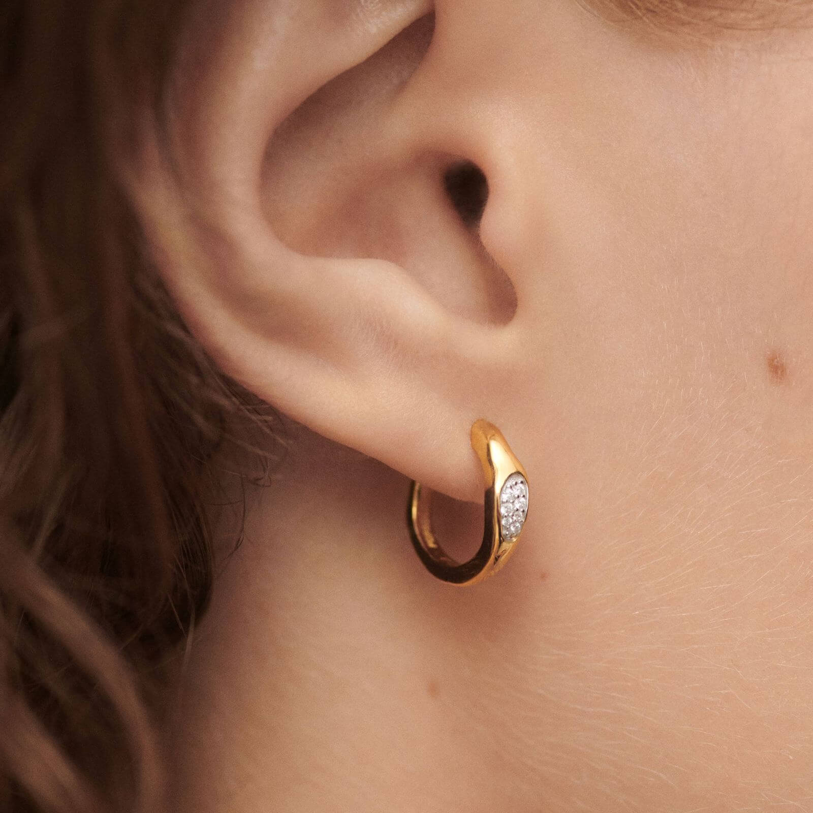 PDPAOLA Gold Onda Hoop Earrings - Image 2