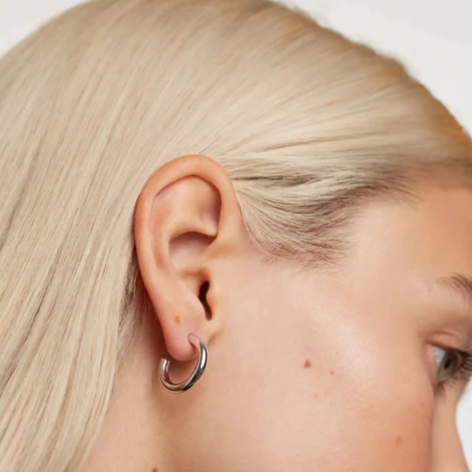 PDPAOLA Silver Cloud Hoop Earrings - Medium - Image 2