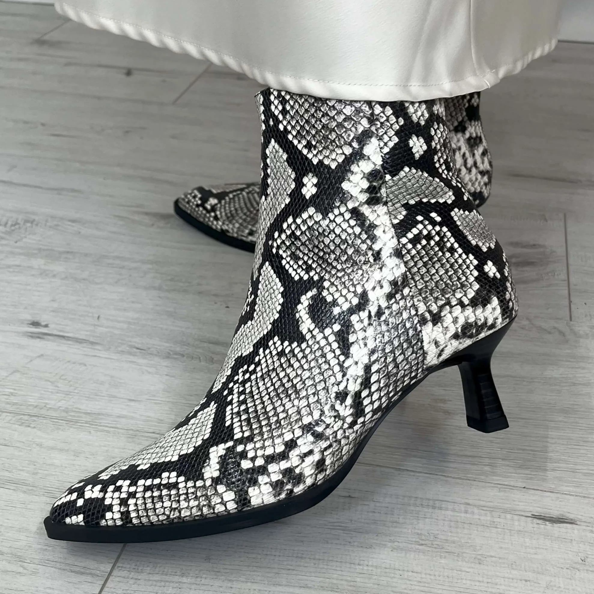 Unisa Lomas Monochrome Python Pattern Leather Small Heel Boots - Image 5
