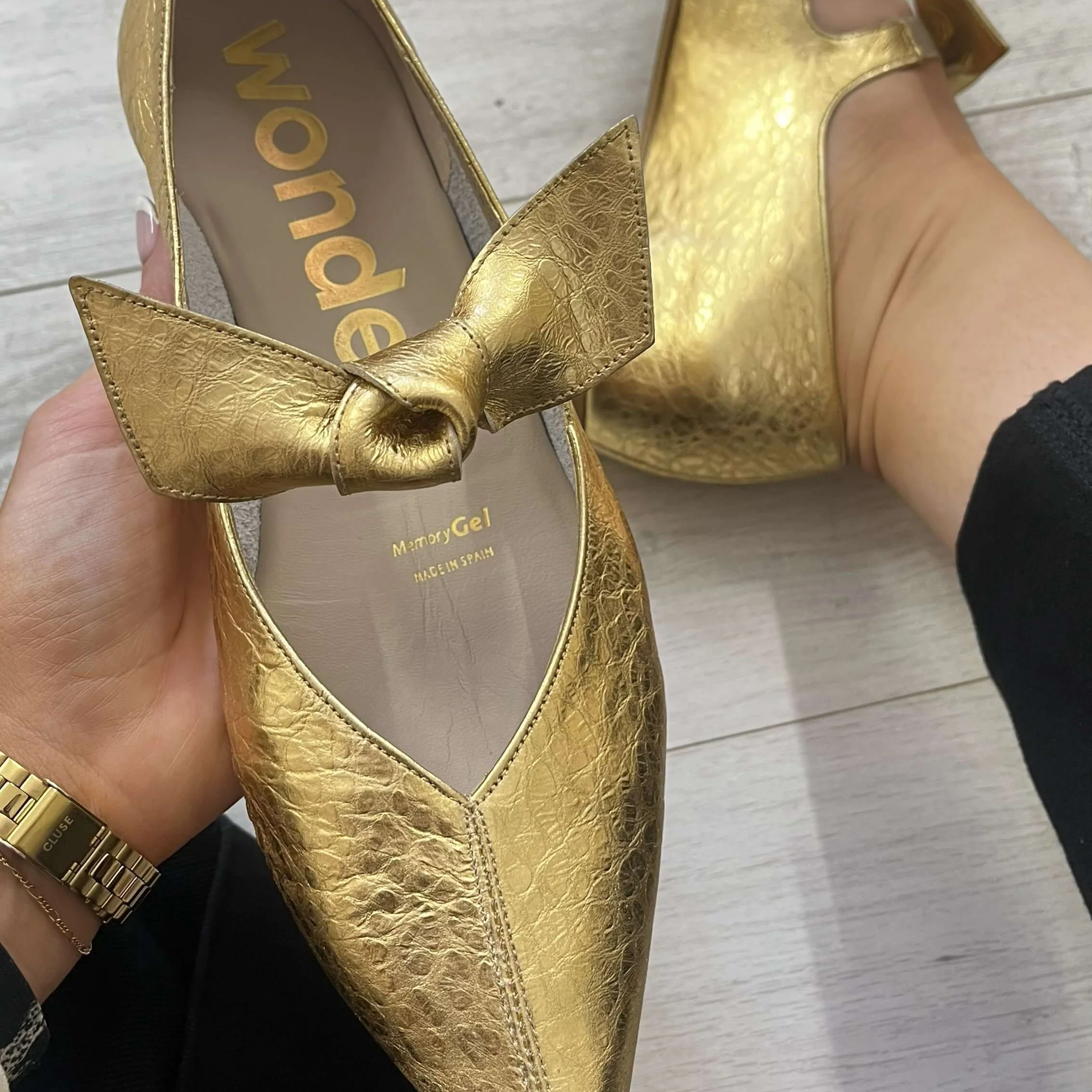 Wonders Gold Leather Pointed Toe Pumps - Image 4