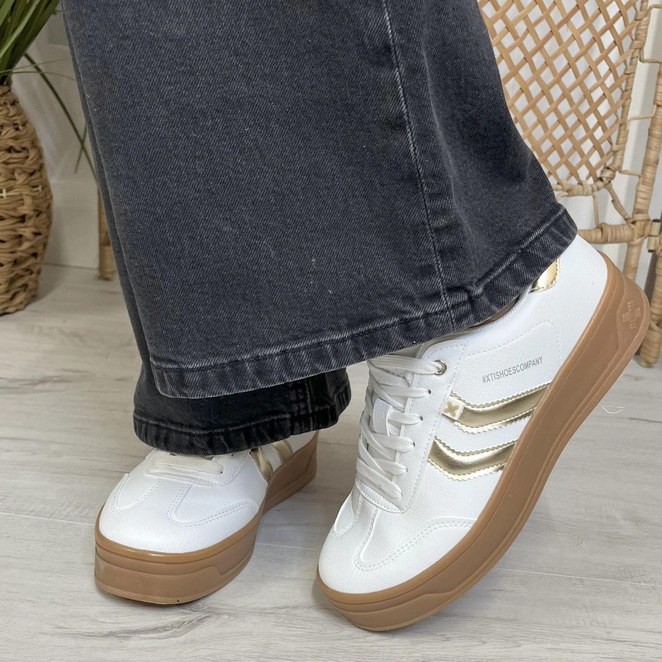 XTI White & Gold Leather Elevated Sole Sneakers - Image 4